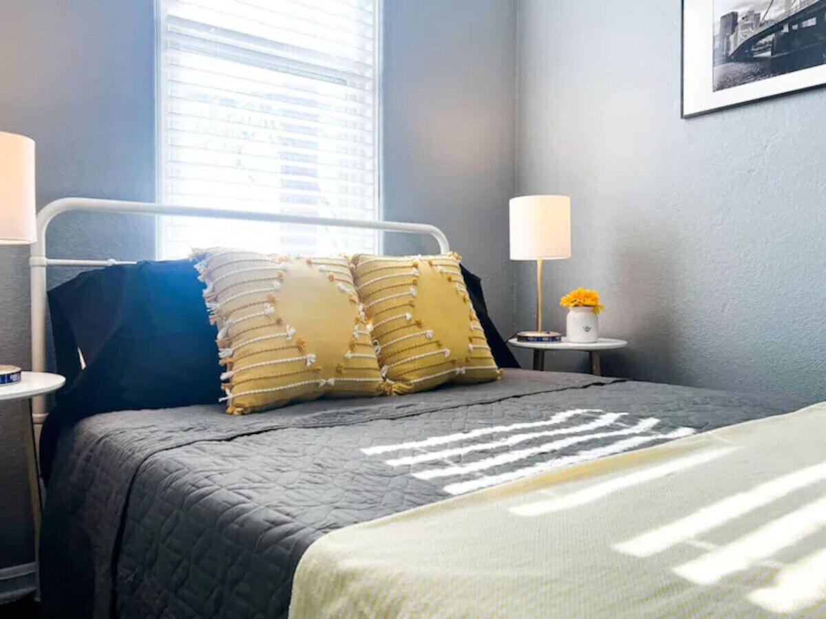 Crew Housing: Sleeps 28! 7BR w/ 15 Beds & 4 Baths