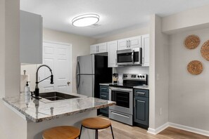 Mikrobølgeovn, kokeplater, oppvaskmaskin og kaffetrakter/tekoker