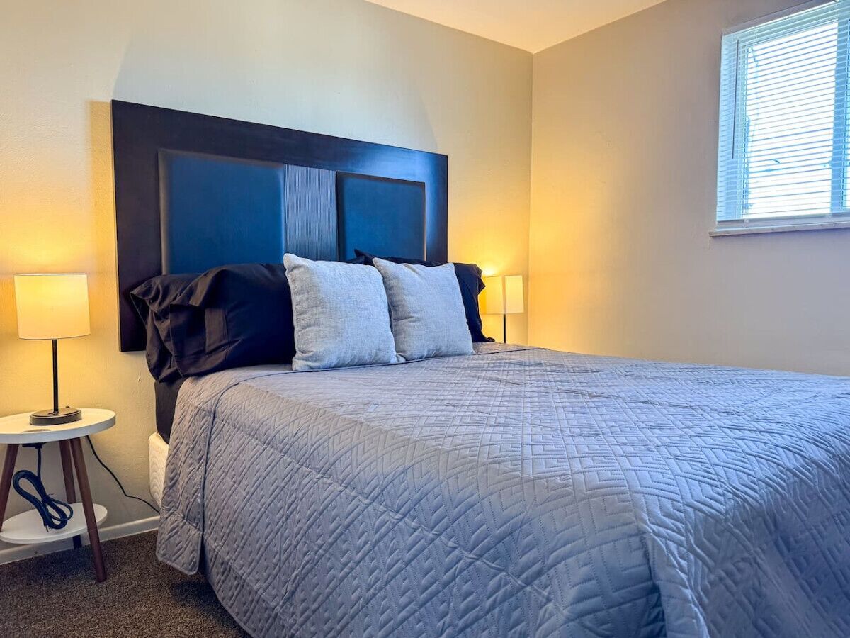 Sleeps 8! 2 Full Apartments w/ 3 Beds and Parking