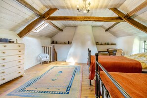 4 bedrooms, free WiFi, bed sheets