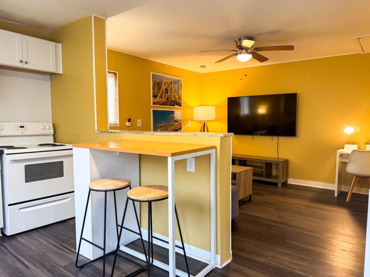2 Stylish Apartments w/ 8 Beds & Parking + WIFI!