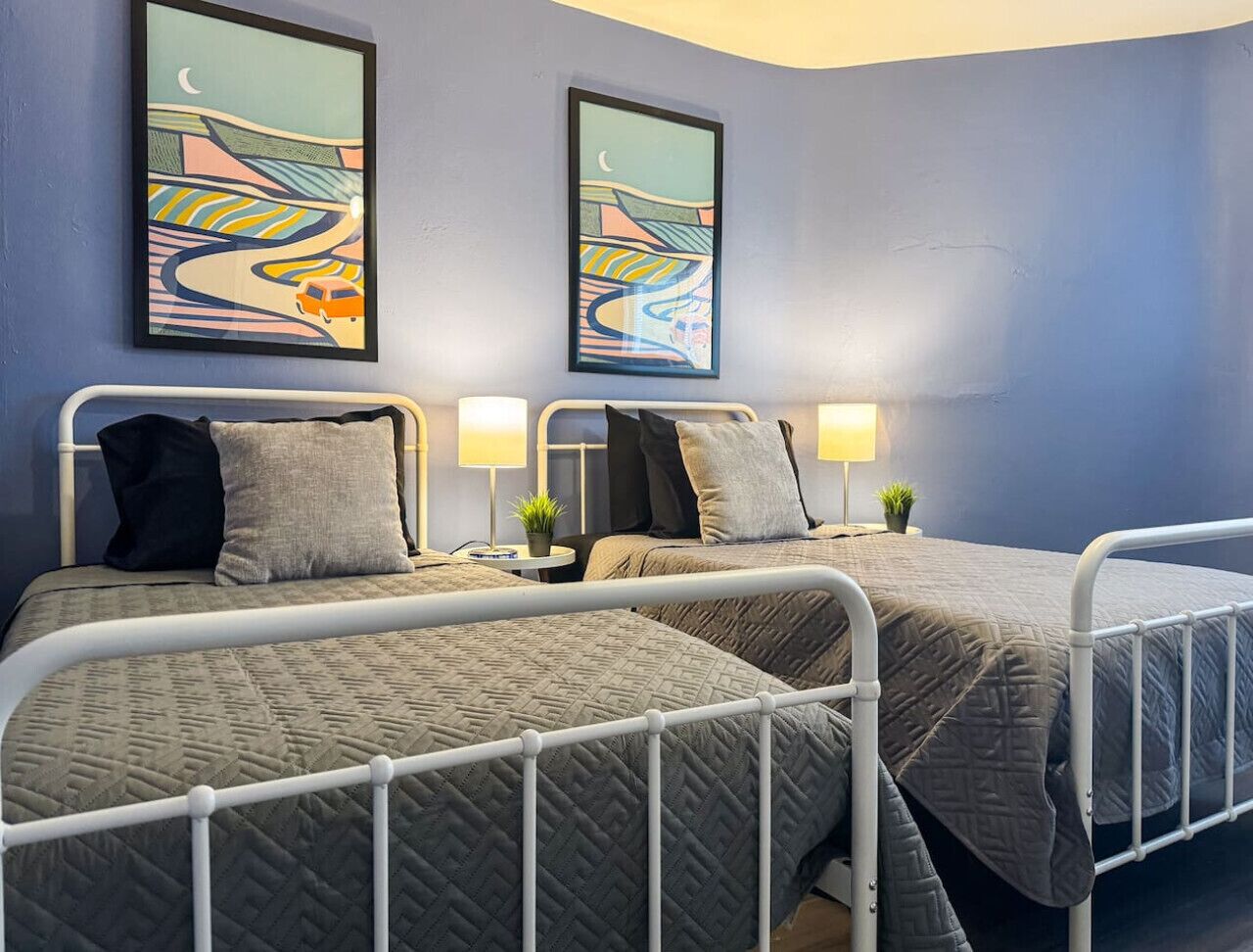 4 Apartments! 7 Bedrooms w/ 23 Beds & Parking WIFI
