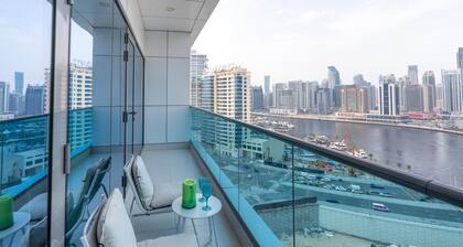 Dream Inn - Canal & Partial Burj Khalifa