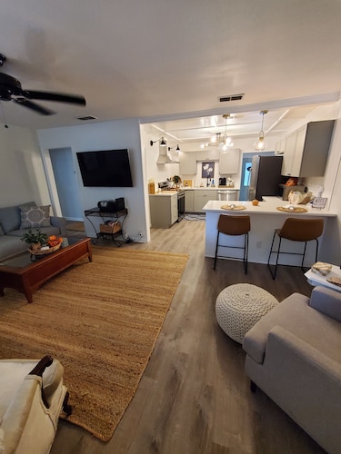 Charming 3-bedroom house in beautiful Bainbridge with AC, Wi-Fi