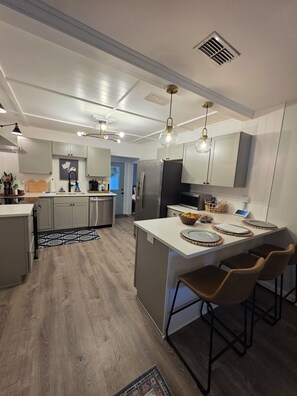 Fridge, microwave, oven, stovetop - Charming 3-bedroom house in beautiful Bainbridge with AC, Wi-Fi (Bainbridge)