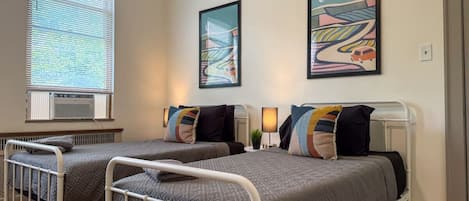 10 bedrooms, desk, WiFi, bed sheets