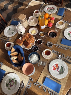 Tägliches kontinentales Frühstück (9 EUR pro Person)
