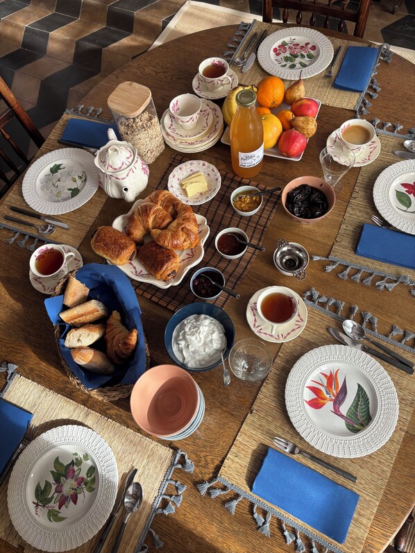 Daily continental breakfast for a fee - Auberge des Hirondelles (Puycelci)