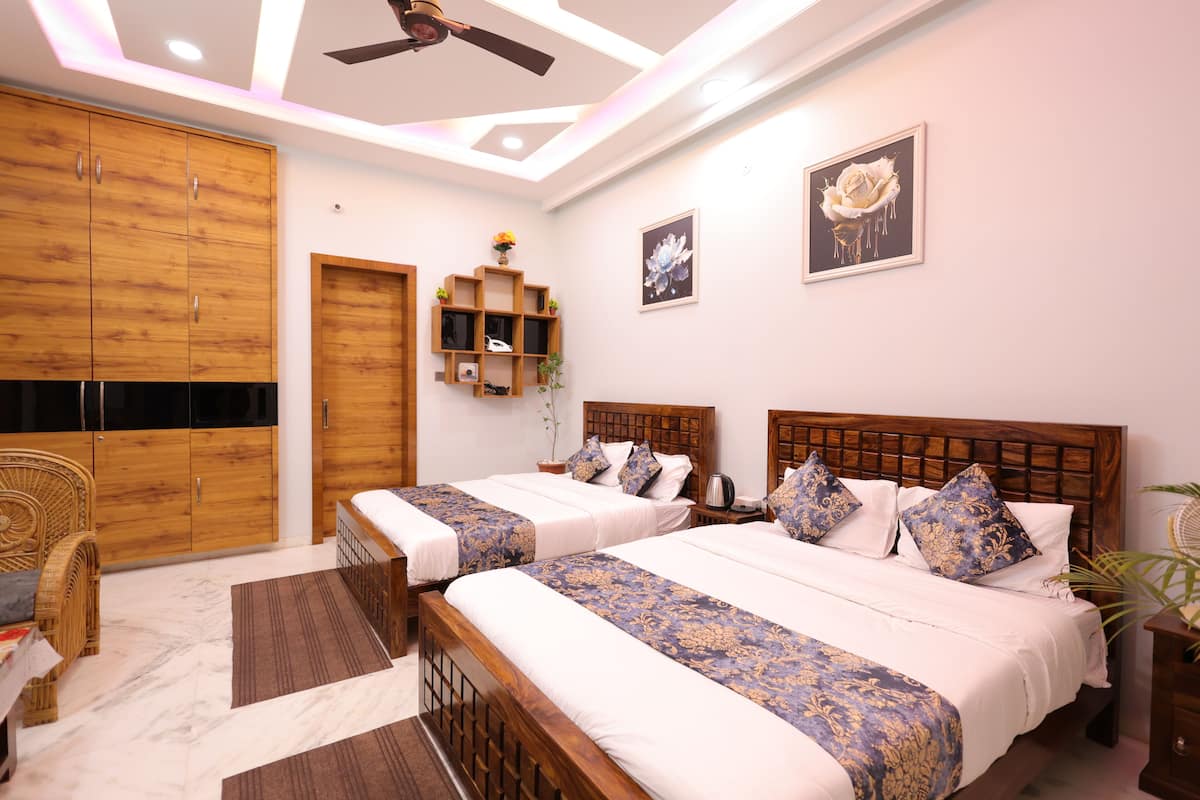 1 bedroom, Egyptian cotton sheets, premium bedding, down duvets