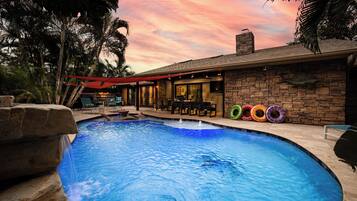 Alberca al aire libre y alberca climatizada