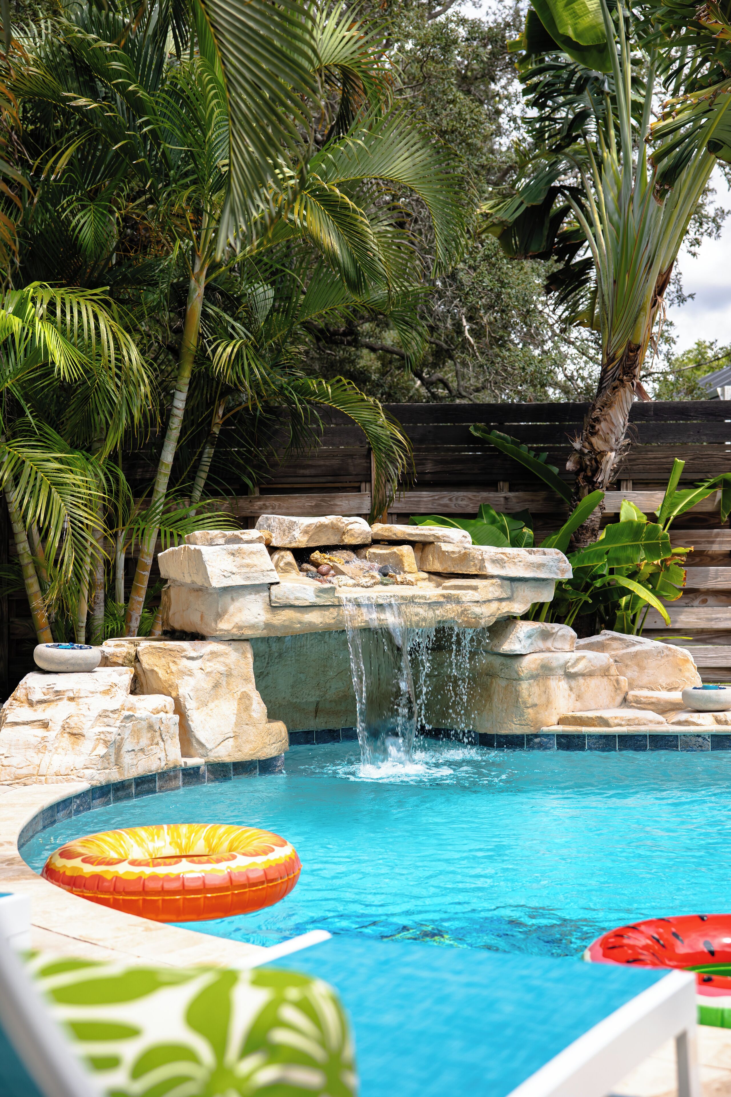 Alberca al aire libre y alberca climatizada