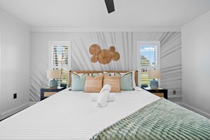 4 habitaciones, escritorio y tabla de planchar con plancha 