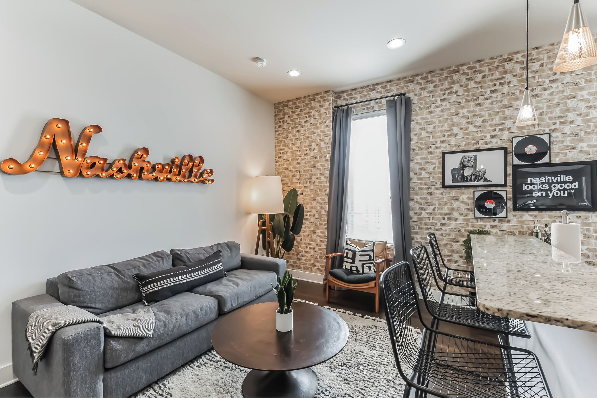 Country Beats – Nashville-Chic Condo for 4 in Highly Walkable Area!