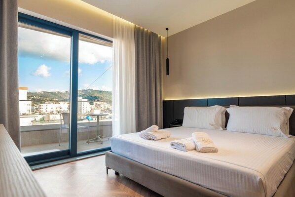 Deluxe Tek Büyük Yataklı Oda, Balkon | Minibar, masa, ses yalıtımı, ücretsiz kablosuz İnternet 