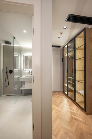 Minibar, escritorio, sistema de insonorización y wifi gratis 