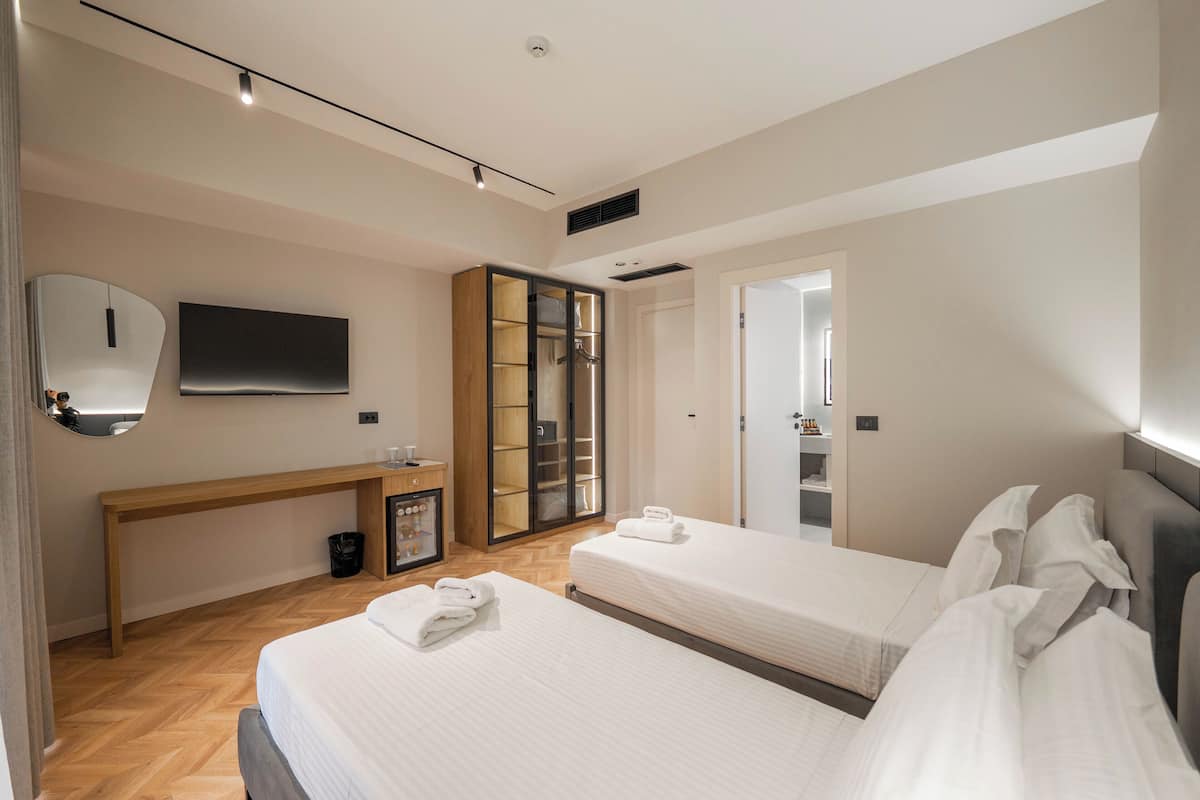 Minibar, desk, soundproofing, WiFi (free)