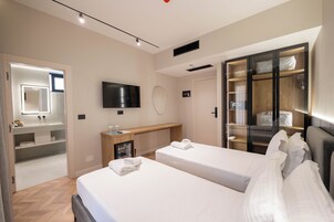Minibar, desk, soundproofing, WiFi (free)