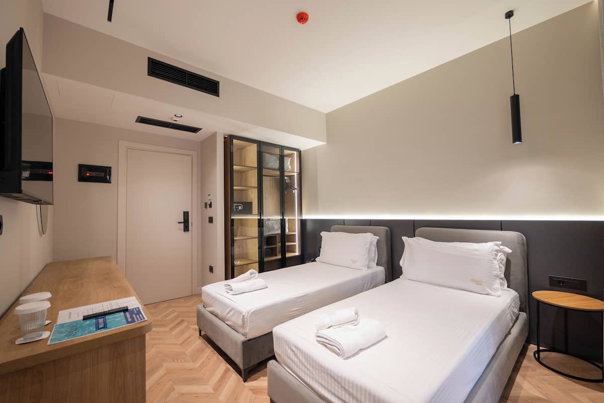 Minibar, desk, soundproofing, WiFi (free)