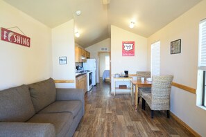 商務小屋, 1 間臥室, 湖景 | 起居區 | 平面電視