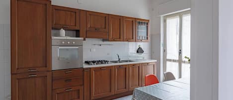 Kühlschrank, Ofen, Herdplatte, Hochstuhl