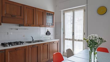 Frigorifero, forno, piano cottura, seggiolone