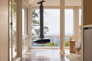 1 habitación, sistema de insonorización y tabla de planchar con plancha 