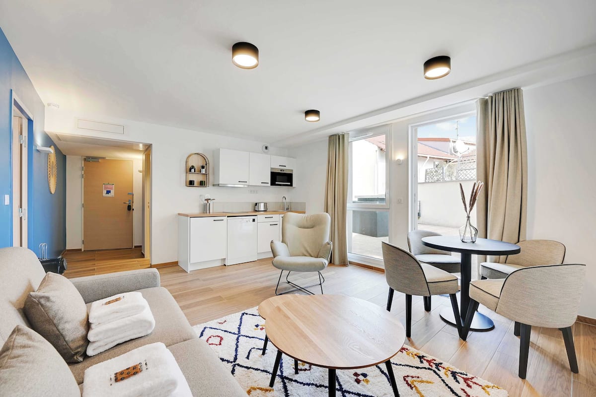 Suite – deluxe | Sengetøy av topp kvalitet, Tempur-Pedic-senger og blendingsgardiner