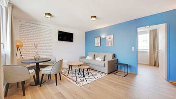 Deluxe suite | Woonruimte | Een smart-tv