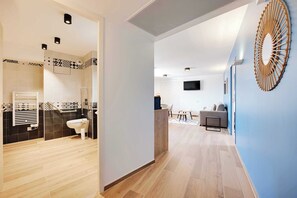 华丽套房 | 浴室 | 吹风机、毛巾