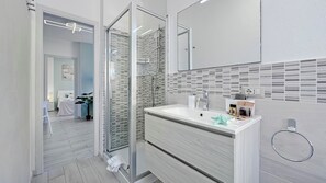 Dutxa, assecador de cabells, bidet i tovalloles 