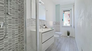 Dusj, hårføner, bidé og håndklær