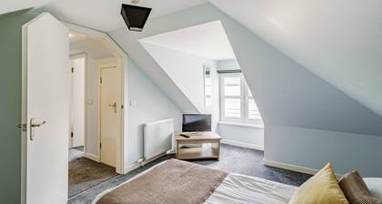 Auchenlarie Courtyard No 3 - a cottage that sleeps 6 guests in 4 bedrooms