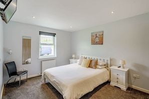 3 bedrooms, travel crib, WiFi, bed sheets