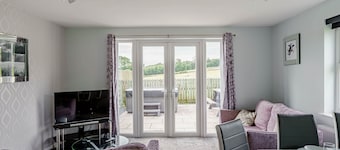 Auchenlarie Courtyard No 4 - a cottage that sleeps 5 guests in 3 bedrooms