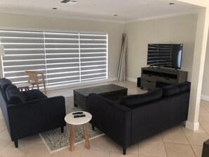 Living area - 3-bedroom house in charming Fort Lauderdale with WiFi, AC (Fort Lauderdale)