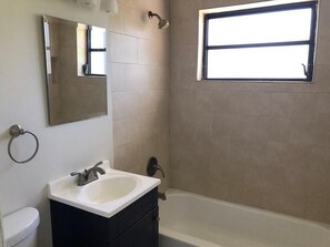Douche, serviettes fournies, savon, shampoing