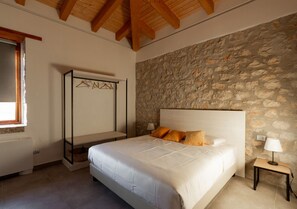 Chambre, vue sur le jardin, côté montagne | Accès au Wi-Fi (inclus)