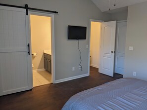 3 slaapkamers, een strijkplank/strijkijzer, wifi, beddengoed