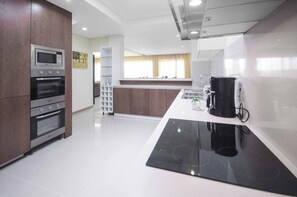 Geladeira, micro-ondas, fogão, lava-louças