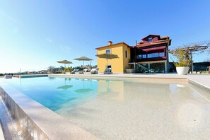 A heated pool - Villa Calista - Six Bedroom Villa, Sleeps 12 (Fão)