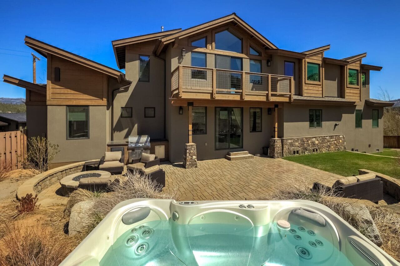 Elk Point Paradise - AC + Hot Tub + Pool Table