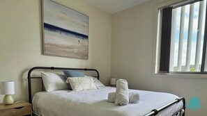 2 bedrooms, iron/ironing board, WiFi, bed sheets - Caves Beach Retreat - close to beach and shops (Caves Beach)