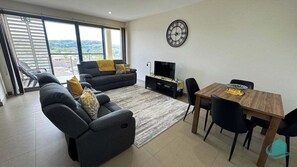 TV - Caves Beach Retreat - close to beach and shops (Caves Beach)