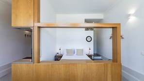 Free WiFi, bed sheets - OPOrto Downtown Studio by LovelyStay (Porto)