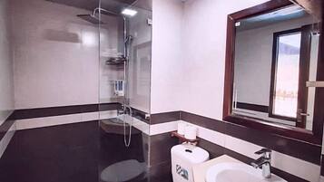 Douche, sèche-cheveux, serviettes fournies, savon