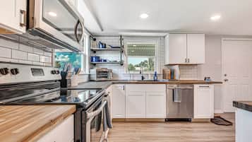 Fridge, microwave, stovetop, dishwasher