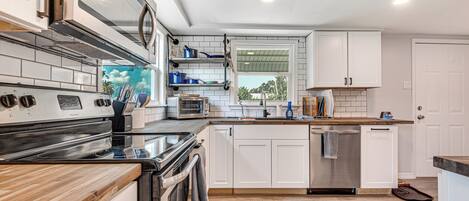 Fridge, microwave, stovetop, dishwasher