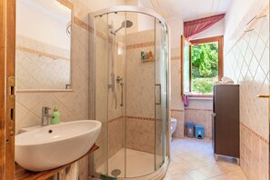 تجهيزات دش، مجففات شعر، مراحيض شطف، مناشف