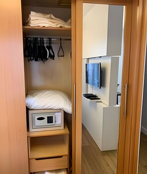 Room | In-room safe, iron/ironing board, free WiFi