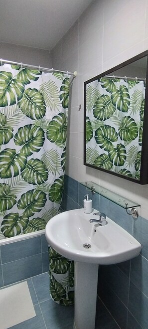 Bidet, Handtücher, Seife, Toilettenpapier